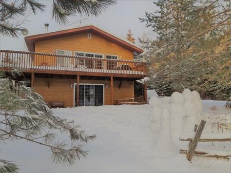 Très beau chalet a louer au bord de l’eau. À 1h30 de Montréal!