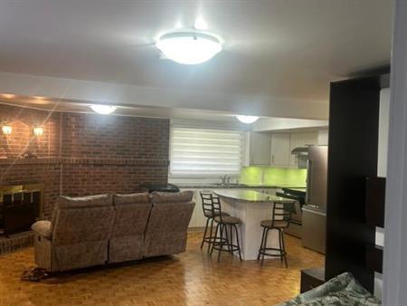 À LaSalle app 700pi carrés tous équipés comme neuf,super tranquille pas d'animaux et non fumeur avec stationnement et nous pa