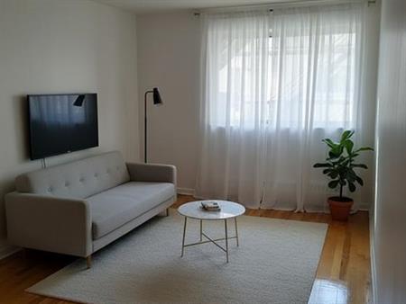 Vue sur le Golf, tranquil, grand 3 1/2 proche de tout