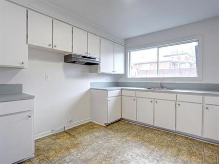 3 1/2 à Ste-Thérèse - internet inclus - libre maintenant ou 1er décembre