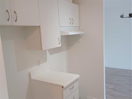 41/2 ou 5 1/2 Québec**Charlesbourg**Ascenseur**Béton**Frais peint**Non fumeur de toute substance**libre à partir de décembre,