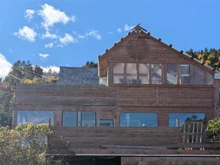 Maison bord de la mer Gaspésie qui inclus deux logements!