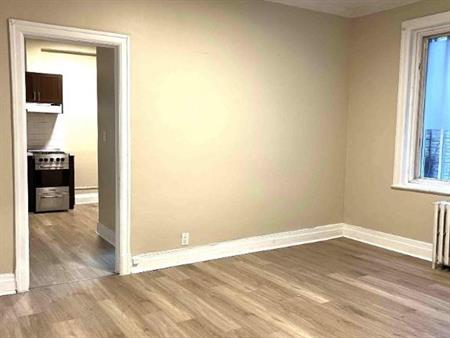 PRES DU METRO SNOWDON 3 CHAMBRES FERMEES- RENOVE