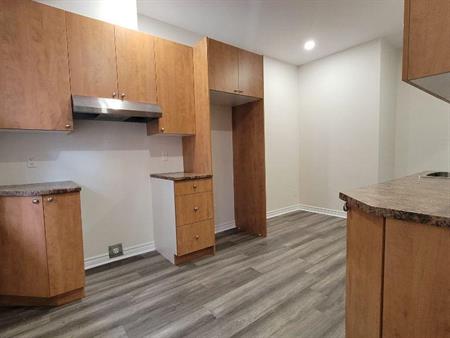 Wow! 3.5 complètement restructuré et réisolée-DISPONIBLE!