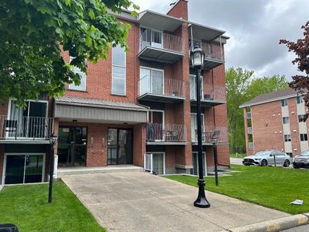 LAPRAIRIE, beau 4 1/2 style condo pres services et transport