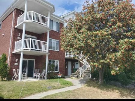 Grand 4 1/2 à louer