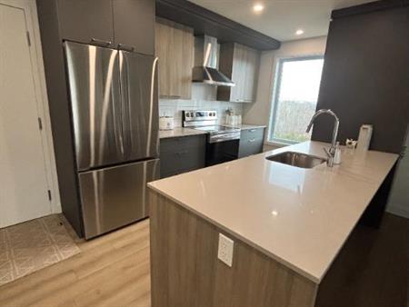 ✨ 3 ½ moderne, dernier étage, très lumineux – Wi-Fi & stationnement intérieur inclus !