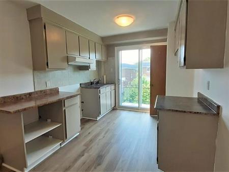 N-Rosemont Grand 4 1/2 Triplex 2e Étage près de tous les services