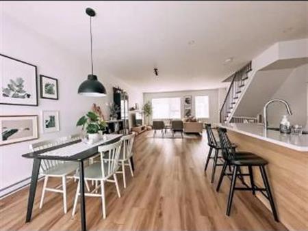 MAISON 3 ÉTAGES À LOUER GARAGE