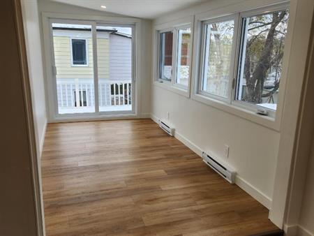 5 1/2 à Laval, rénové avec cours