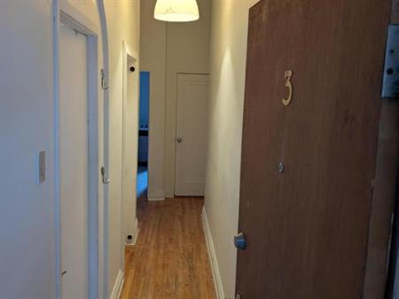 Grand 5 1/2 à Montréal Bien située