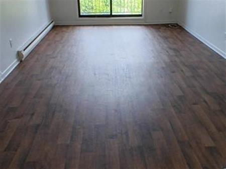 A Valleyfield - Beau , propre 5-1/2, avec balcon prive ( pour 1er DECEMBRE )