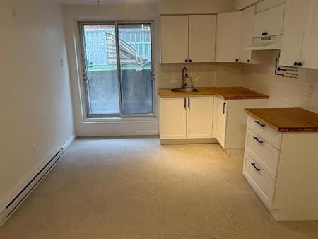 4 1/2 à louer très grand entièrement rénové