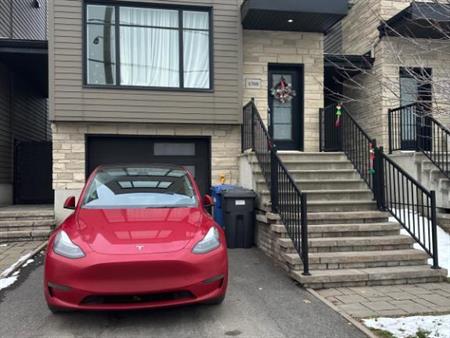 Maison de ville 4 chambres avec garage et cour privée – Quartier familial, près de tout