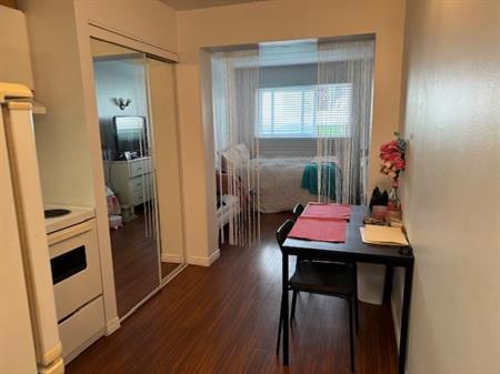 COQUET 2 1/2 rénové - Immeuble béton, gym et piscines - À VOIR