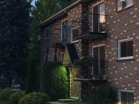 4 1/2 à louer Sherbrooke Ouest. Chauffage et eau chaude incluse. Wifi inclus.