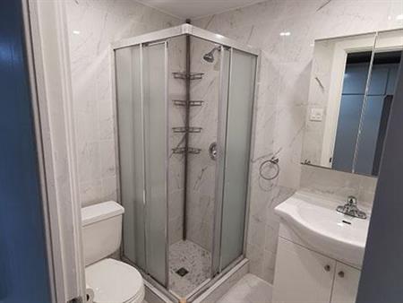 Grand Bachelor Appartement Renove ,entrée privée a loué a Laval H7N DemiSous-Sol