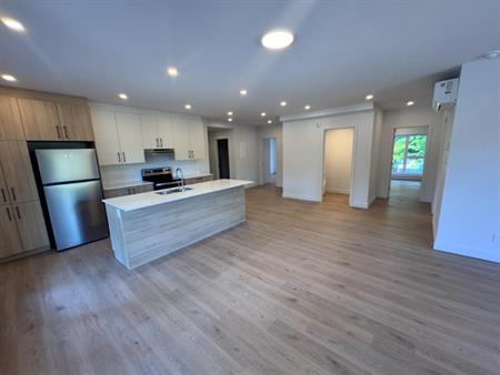 Immense 5 ½ (2 salles de bain dont 1 dans la chambre des maîtres)