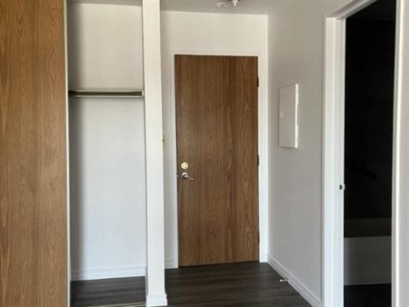 Granby 3 1/2 libre immédiatement Pas animaux Non Fumeur 55 ans Plus