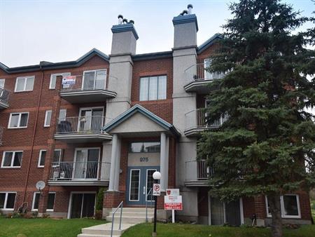 magnifique 4 1/2 dernier etage batiment 1992