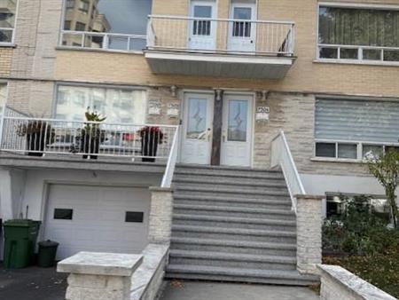 GRAND 3 1/2 A LOUER A ST. LEONARD, D'UN TRIPLEX
