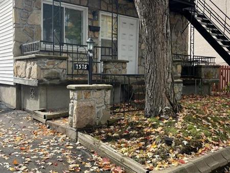 Logement 5 et demi + stationnement à louer