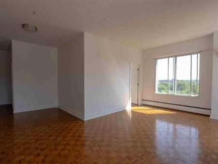 2 CH - 1 SDB - St-Laurent - $1,695 /mo