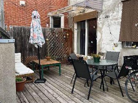 Un beau unique style de 5 1/2 presqu'a 1200pc, plein cœur sur de la promenade Masson avec une grande terrasse privée à l'arri