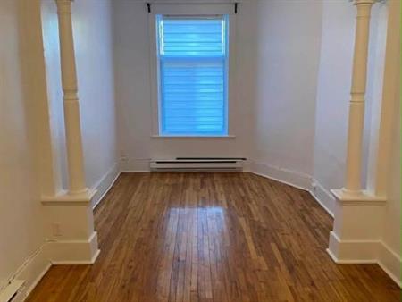 51/2 Montréal Mercier-Anjou métro Cadillac