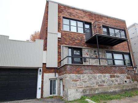 Rosemont 8 1/2 rénové, cour, garage, piscine, stationnement