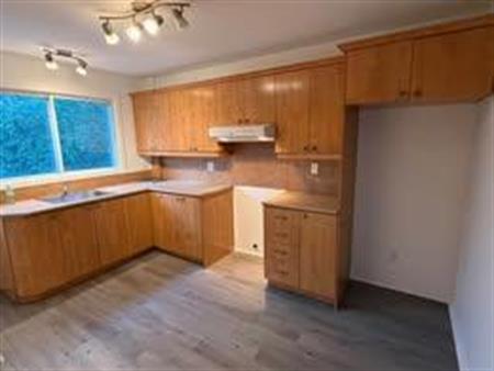 41/2 a Laval dispo Maintenant internet 1 stationnements, Thermopompe chaud et froid Locker privé inclus