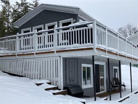 Chalet rustique à louer tout inclus et en bordure du lac Magog