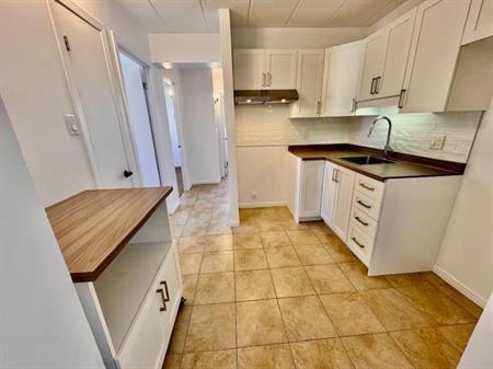 SUPERBE 4 1/2 en coin rénové avec goût! Piscines, gym, internet compris!