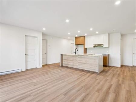 3 CH - 1 SDB - Huntingdon - $1,350 /mo