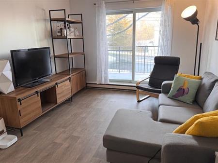 Grand 4 1/2 RÉNOVÉ en COIN, ASCENSEUR, GYM, PISCINES - INCOMPARABLE