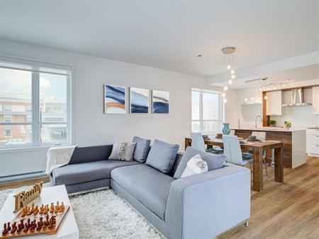 Superbe 5 ½ haut de gamme — Vue sur le golf de Saint-Lambert 1 383 pi² | 3 chambres | 2 SDB | 3 525 $ / mois | Dispo 1er févr