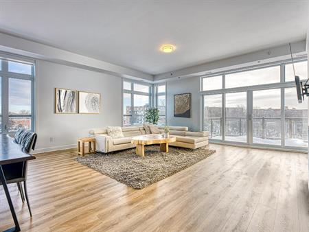 Penthouse 5 ½ adossé au golf de Saint-Lambert! 2 159 pi²