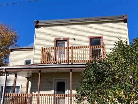 5 1/2 ( 2ieme étage), st-constant , grand terrain