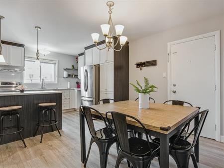 DISPO: Grand 5½ rénové, 2 stationnements, rangement, clim