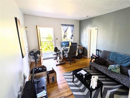 Grand 4 ½ à Sherbrooke 1050$/mois Disponible dès maintenant