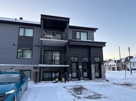 Appartement condo à louer à Granby