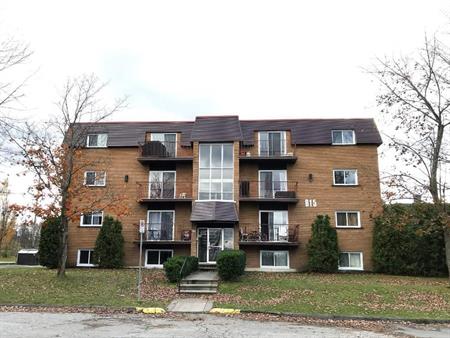 Grand 3½ à 845$, eau chaude et chauffage inclus, Sherbrooke Est