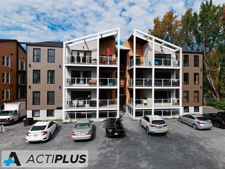 MAGNIFIQUE 5 1/2 à Venise en Québec