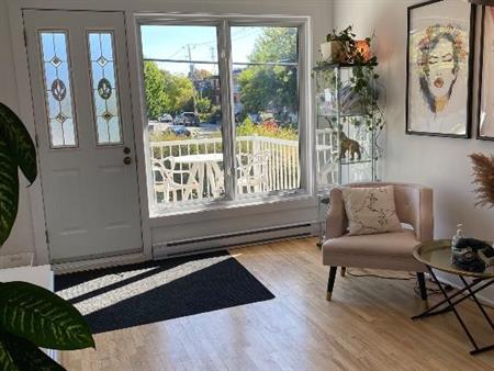 Superbe et grand 4 1/2 TRÈS lumineux et tranquille