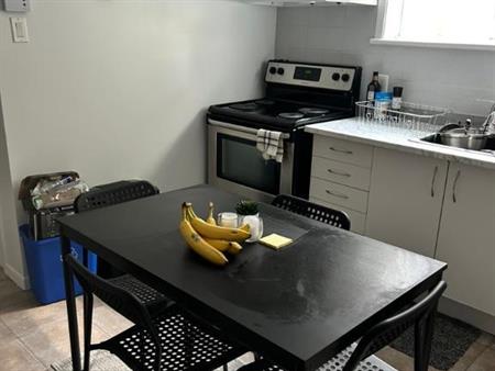 beau logement 3 1/2 dans demi sous-sol d'une résidence privée
