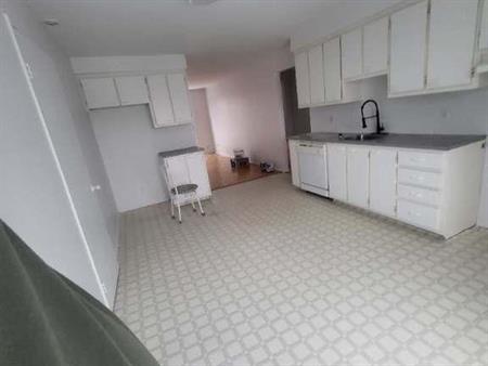 Beau Grand 4 1/2 propre à louer