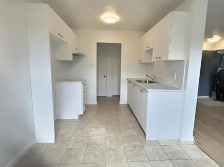 2 CH - 1 SDB - Longueuil - $1,325 /mo