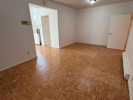 1 CH - 1 SDB - Montréal - $995 /mo