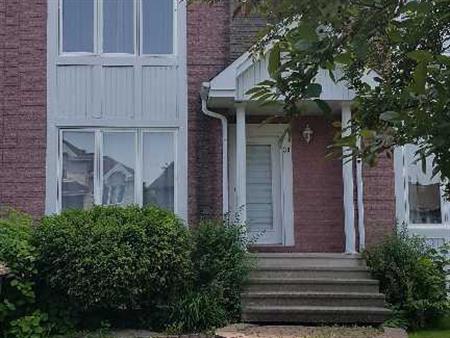 Jolie maison de ville 2 étage à louer à St-Basile Legrand