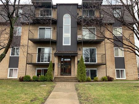 LAPRAIRIE, 4 1/2 style condo a louer pres services et transpor